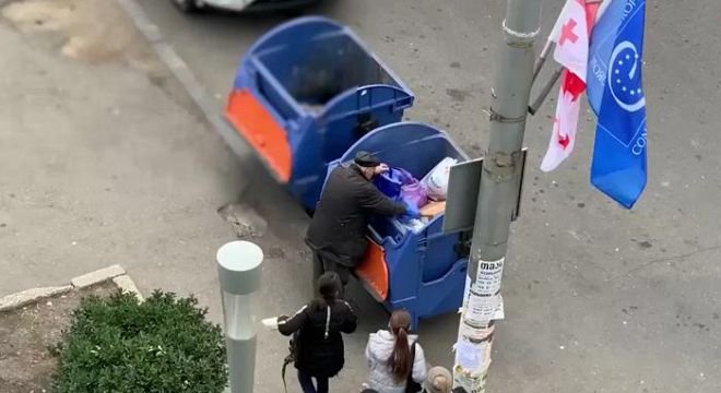 თქვენ რომ საჭმელს ყრით იმ საჭმელზე ვოცნებობ მეო - ვრცელი ინტერვიუ ნაგვის ურნასთან მდგომ კაცთან