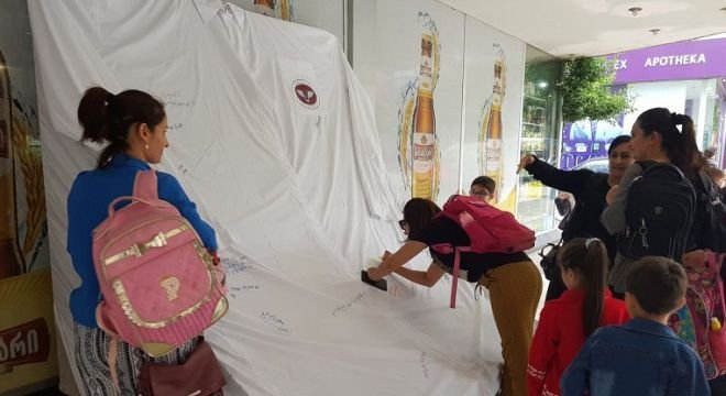 რუსთავში ბოლო ზარისთვის მსოფლიო რეკორდი მოიხსნა - რა გააკეთეს ასეთი რუსთაველებმა?