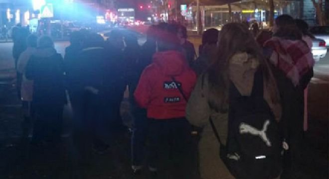 რუსთაველები  რუსთავში  ვერ  ბრუნდებიან -  დიდუბეში დგას 30 კაცამდე  და  შინ  ვერ  ვბრუნდებით