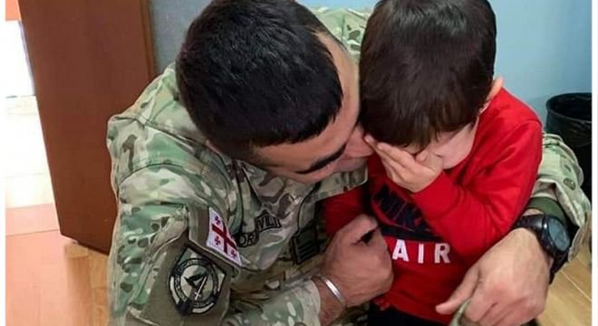 რა რეაქცია ჰქონდა ბავშვს თბილისის ერთ-ერთ საბავშვო ბაღში, რომელსაც ავღანეთიდან დაბრუნებულმა მამამ მოულოდნელად მიაკითხა