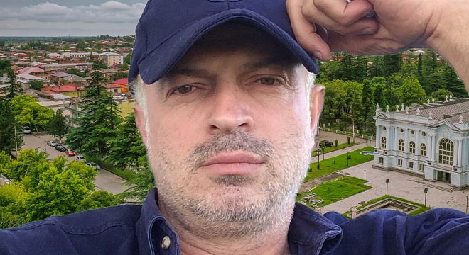 "როგორც კი ეს მოხდება მეორე დღესვე დავასაფლავებ დედას" - რამაზ გოგია, კაცი, რომელიც უკვე მეცამეტე დღეა გარდაცვლილ დედას არ ასაფლავებს - 
