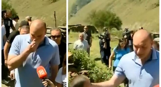 პრემიერ მინისტრა ხელით ჯერ ცხვირი მოიწმინდა, შემდეგ კი ხელი ბავშვის თავზე გაიწმინდა