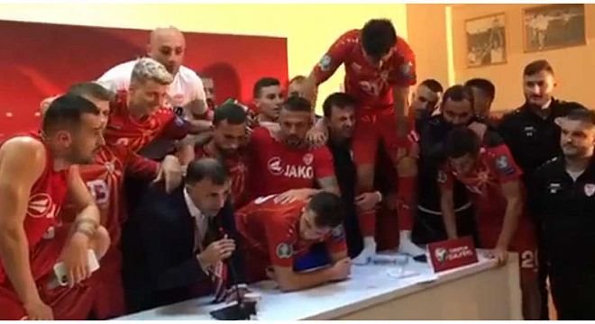 უმძიმესი სანახაობა ქართველი გულშემატკივრებისთვის - როგორ იქცევიან ჩრდილოეთ მაკედონიელები გამარჯვების შემდეგ პრესკომფერენციაზე