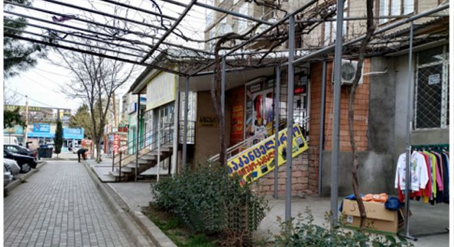 რუსთავში 14 წლის გოგონამ მეორადი ტანსაცმლის მაღაზია გაქურდა, მოპარულია ქურთუკი და ფეხსაცმელი