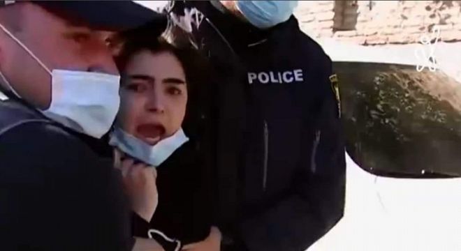 "მხოლოდ 17 წლისაა, მხოლოდ პირველი კურსის სტუდენტია, წონით ალბათ 40 კგ-მდე და ნახე, როგორ "ვაჟკაცურადაა" ორი მილიციელი  ჩაჭიდებული"