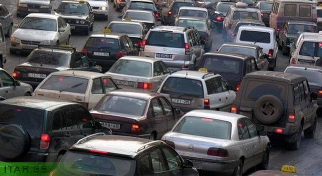 როდიდან მოიხსნება ავტომობილებში მგზავრთა რაოდენობაზე შეზღუდვები - რას ამბობს ამის შესახებ ქვეყნის ერთ-ერთი მთავარი ინფექციონისტი