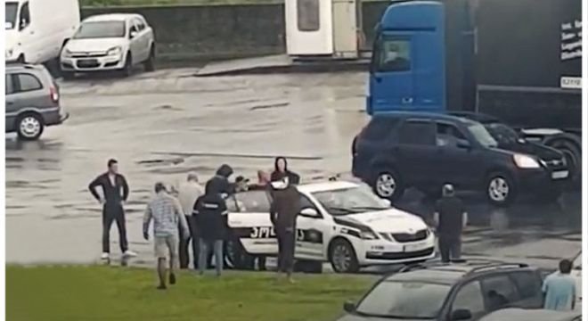 დაპირისპირება და დიდი ჩხუბი პატრულს და მოქალაქეებს შორის - სათვალთვალო კამერით გადაღებული რა ვიდეო ვრცელდება სოციალურ ქსელში